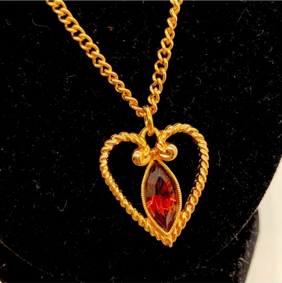 Vintage Avon Gold Tone Heart Pendant With Glass Rhinestone Necklace - Picture 2 of 12